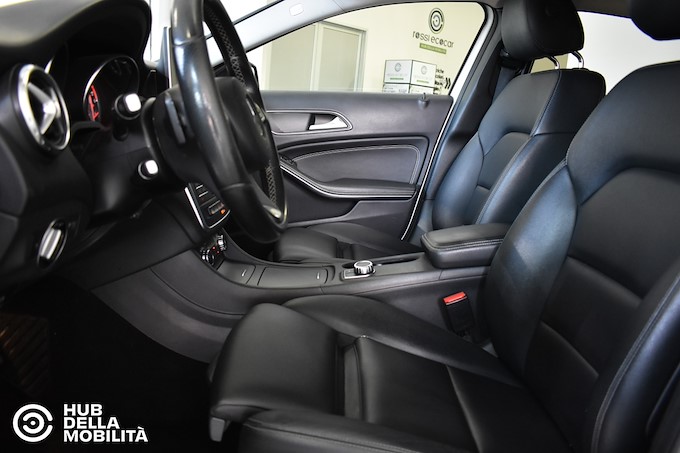 MERCEDES-BENZ GLA 200 d Automatic 4Matic Sport